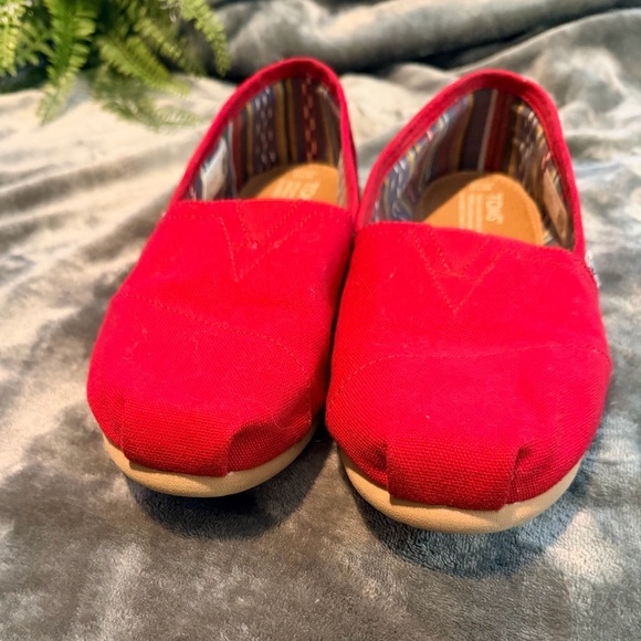 TOMS Women's Red Canvas Slip-On Shoes - Picture 4 of 5